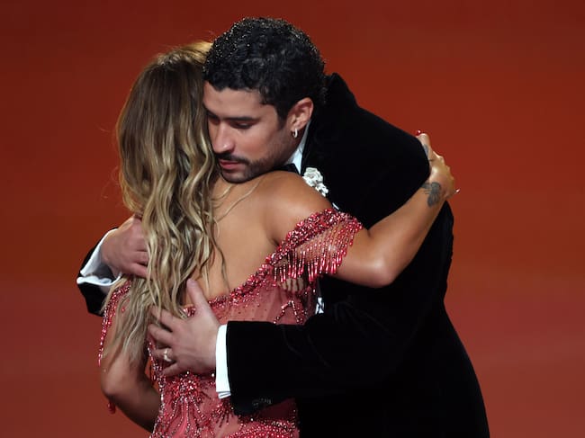 Karol G entrega uno de los galardones a Bad Bunny en los Grammys 2026. Kevin Mazur/Getty Images para The Recording Academ