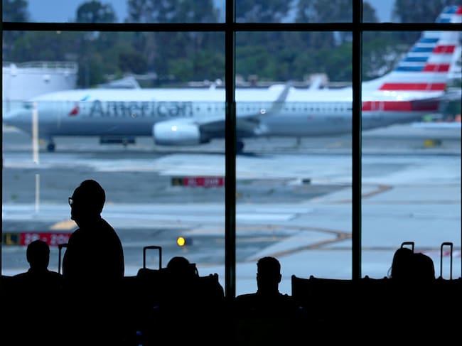 Varios viajeros esperan para abordar sus aviones durante la escapada por el feriado del 4 de julio en el aeropuerto John Wayne de Santa Ana, el miércoles 2 de julio de 2025. Allen J. Schaben / Los Angeles Times vía Getty Images