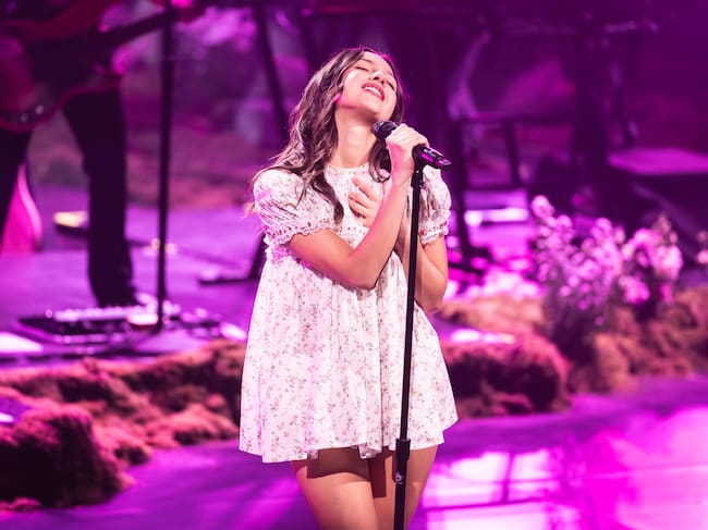 Olivia Rodrigo actúa en el escenario durante un concierto exclusivo de Billions Club Live para celebrar la colaboración entre Spotify y el FC Barcelona antes del Clásico, el 8 de mayo de 2026 en Barcelona, España.