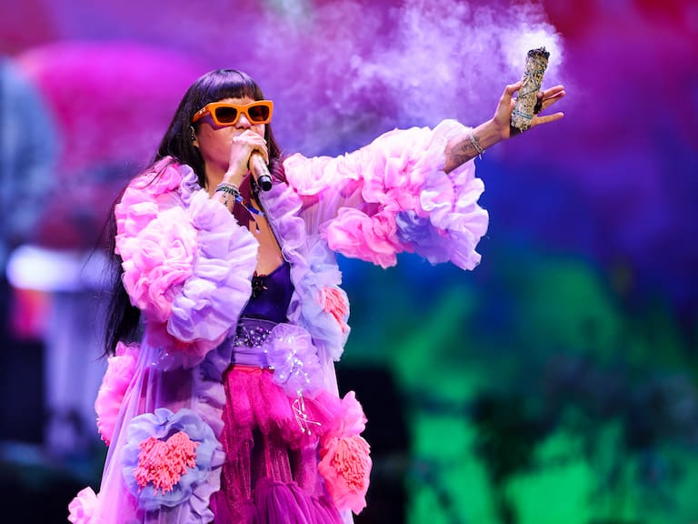 Li Saumet de Bomba Estéreo cantando en el escenario del Festival de Viña del Mar 2026.