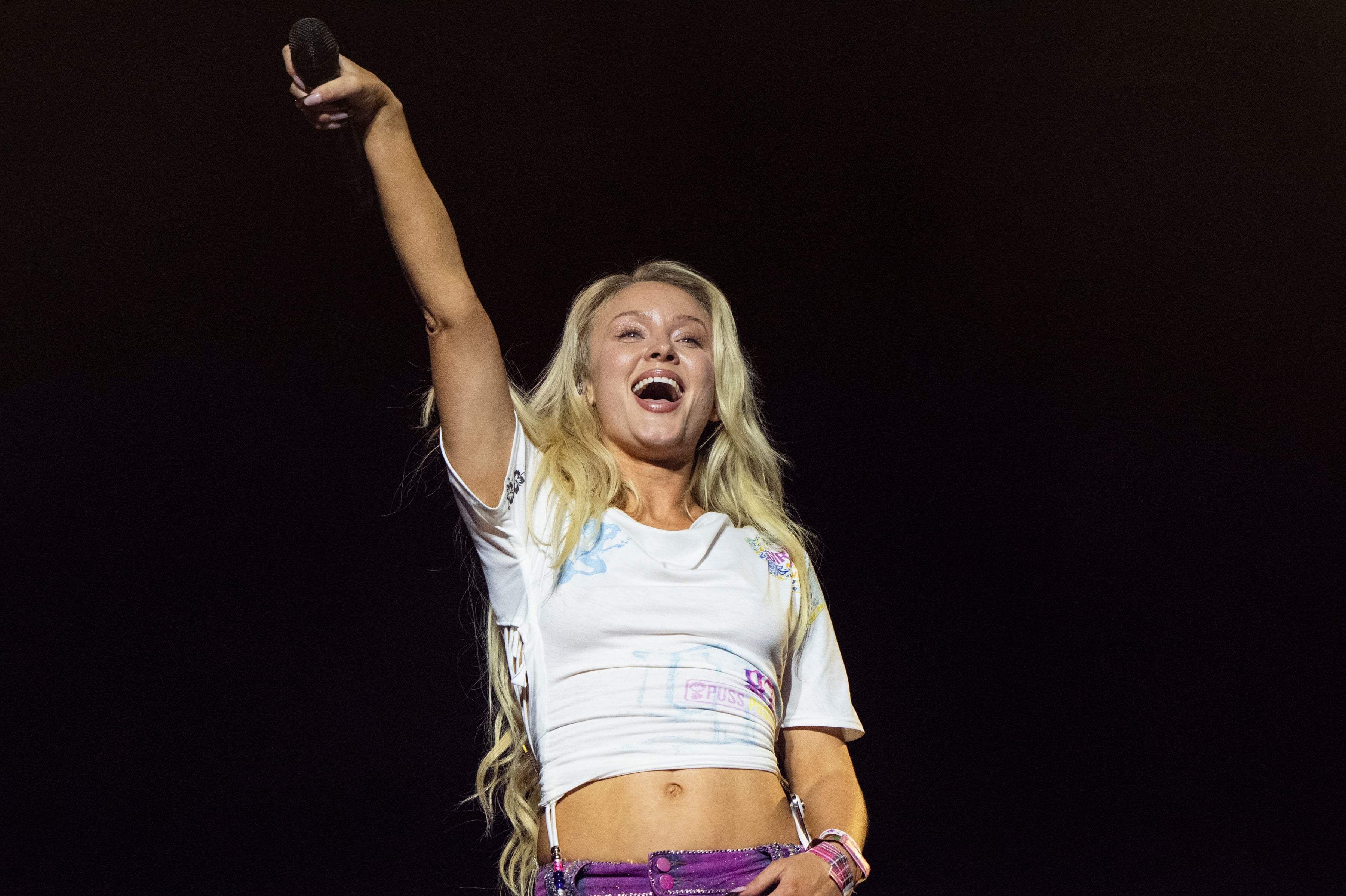 Zara Larsson actúa en el set de PinkPantheress en el festival de Coachella el 18 de abril de 2026. Scott Dudelson/Getty Images for Coachelle