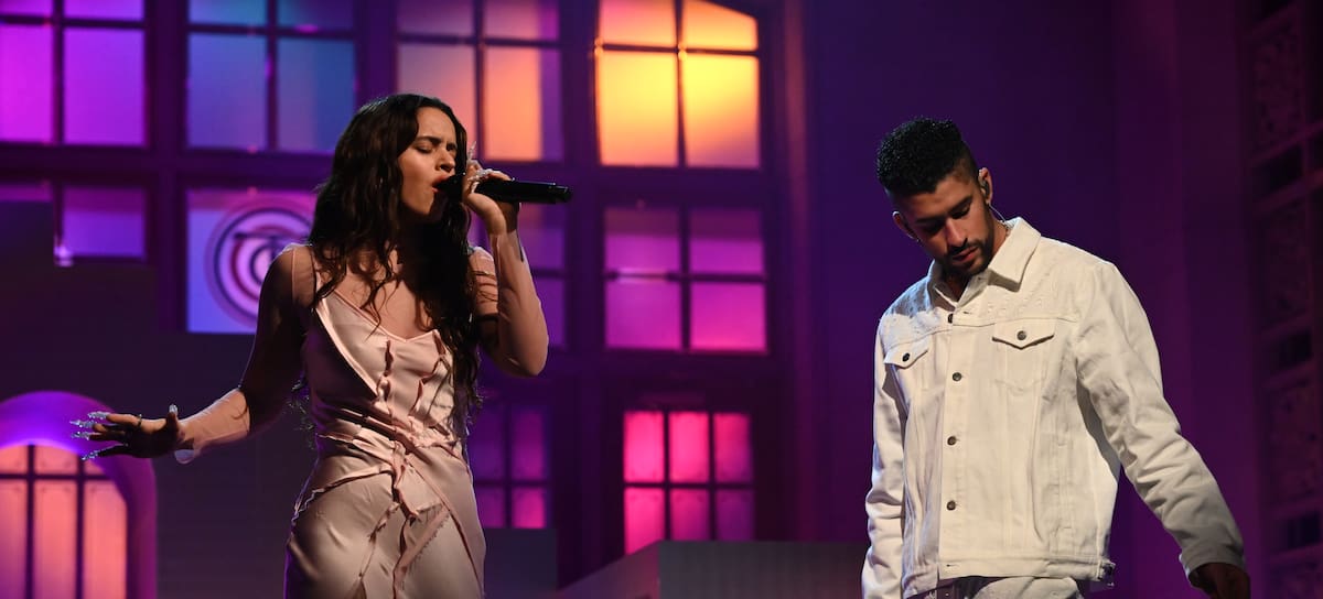 Rosalía y Bad Bunny cantan juntos La Noche de Anoche en Saturday Night Live el 20 de febrero de 2021. Will Heath/NBC/NBCU Photo Bank via Getty Images