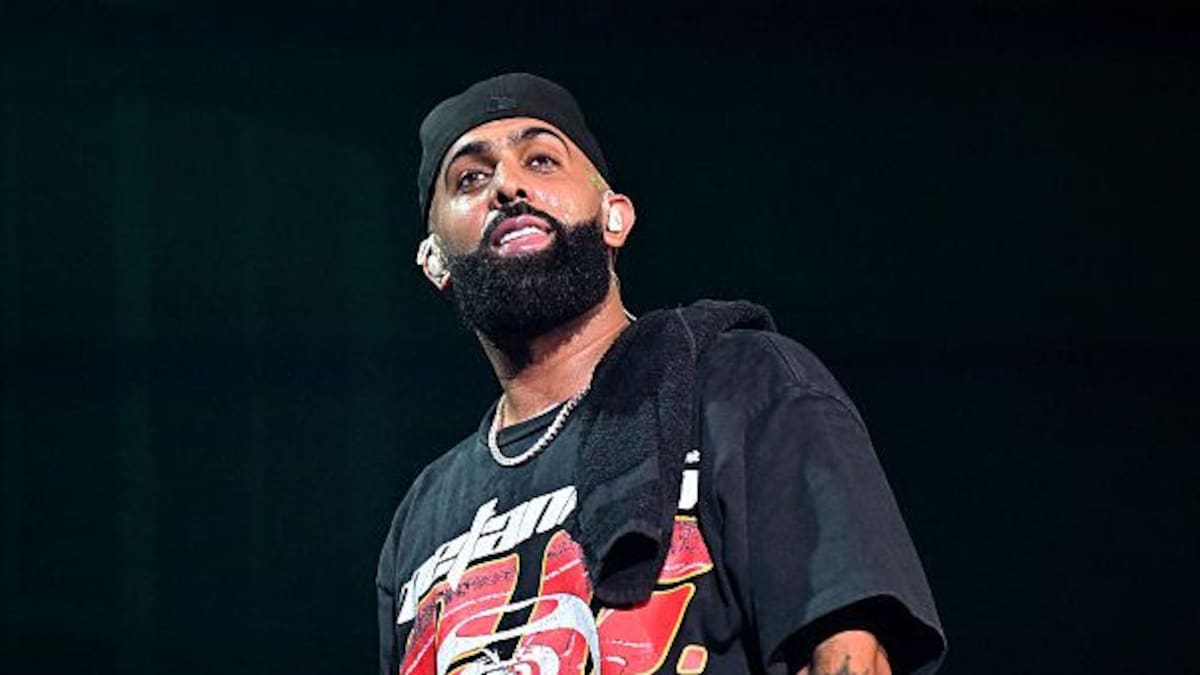 What Does ‘$extape’ by Eladio Carrión and De La Rose Mean: English Lyrics