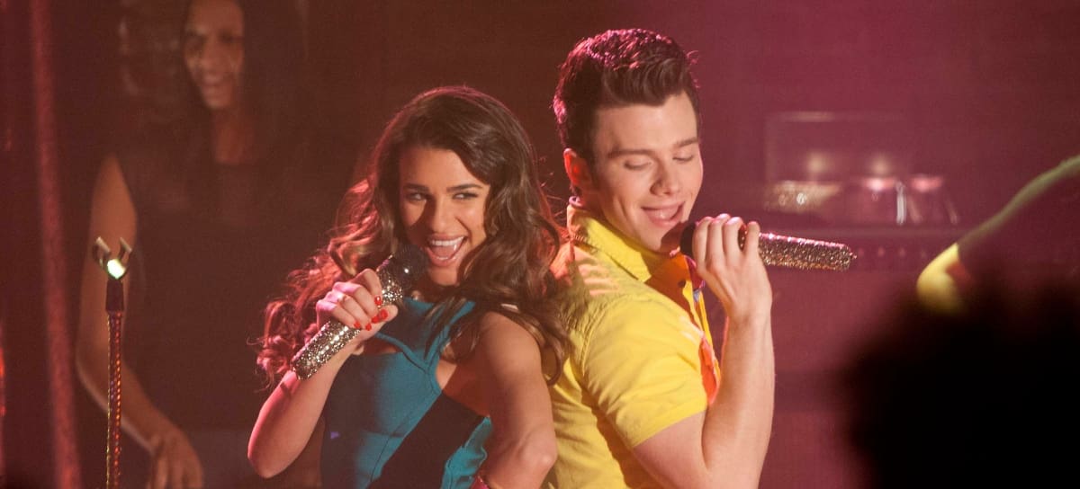 Lea Michelle y Chris Colfer interpretando a Rachel Berry y Kurt Hummel en Glee // Foto: Getty Images