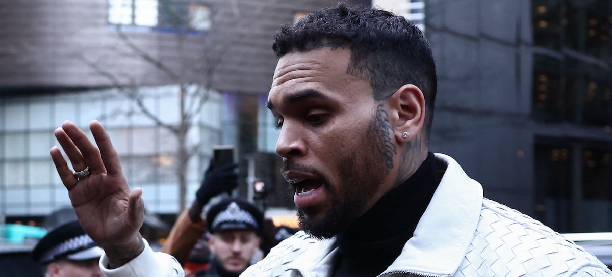 El cantante estadounidense de R&B Chris Brown llega al Tribunal Penal de Southwark, en Londres, el 28 de enero de 2026.