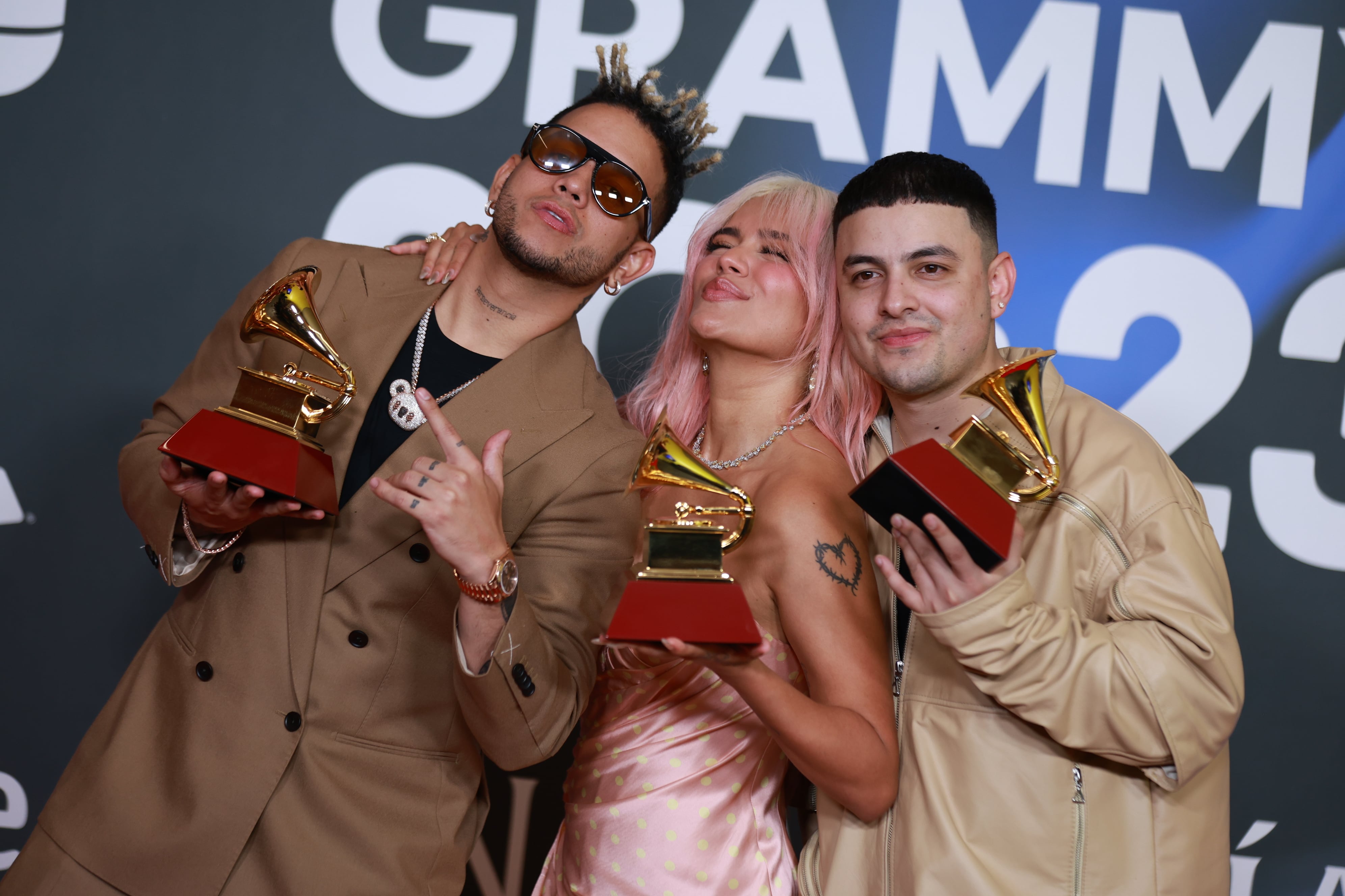 Karol G, Ovy On The Drums y Kevyn Mauricio Cruz en los Grammys 2023. Patricia J. Garcinuno/WireImage