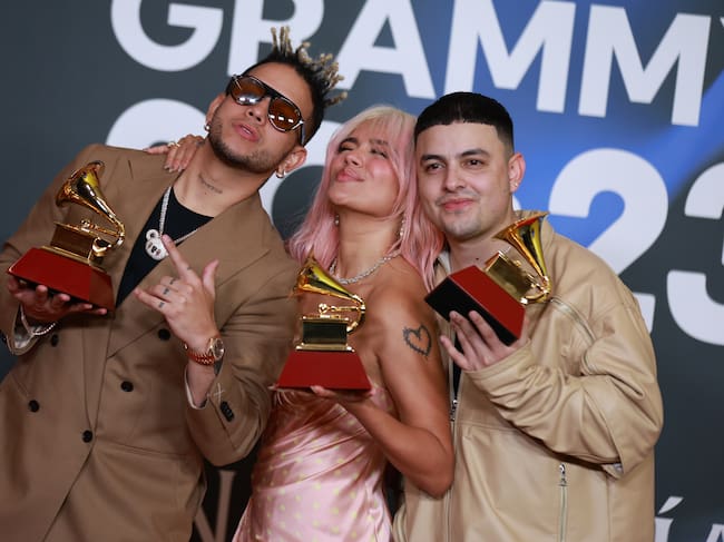 Karol G, Ovy On The Drums y Kevyn Mauricio Cruz en los Grammys 2023. Patricia J. Garcinuno/WireImage