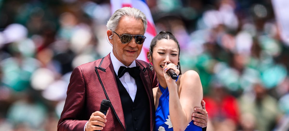 Andrea Bocelli y EJAE actúan antes del encuentro durante la ceremonia previa en el Estadio Azteca de Ciudad de México el 11 de junio de 2026