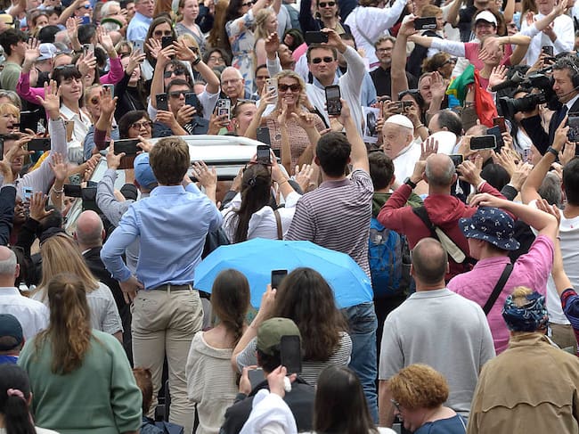 Pope Francis during the impartation of the ‘Urbi et Orbi’ blessing and wishes «good Easter» from the balcony of St. Peter’s Basilica, April 20, 2024, in Rome (Italy). Stefano Spaziani/Europa Press via Getty Images