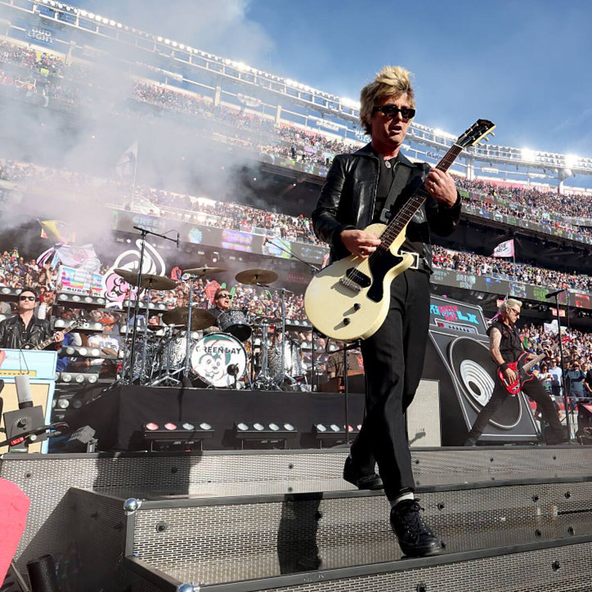 ¿Qué significado tiene la Virgen de Guadalupe que Green Day llevó en el Super Bowl?