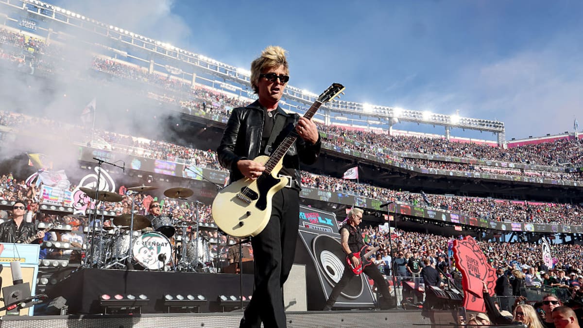 ¿Qué significado tiene la Virgen de Guadalupe que Green Day llevó en el Super Bowl?