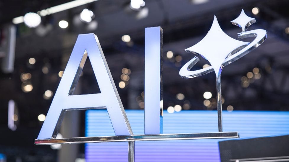 Un cartel de inteligencia artificial (IA) se ilumina en el stand de Honor en el Mobile World Congress 2025 el 6 de marzo de 2025 en Barcelona, ​​España. (Cesc Maymo/Getty Images)