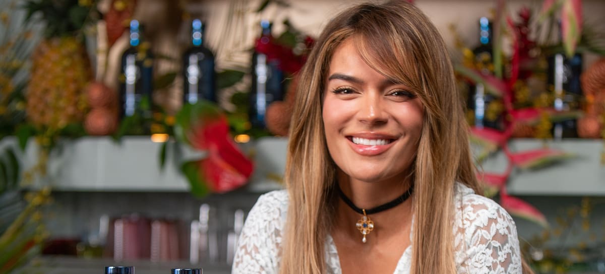 Karol G prepara el Chellita Sunrise, la bebida oficial del TropiTour 2026-2027