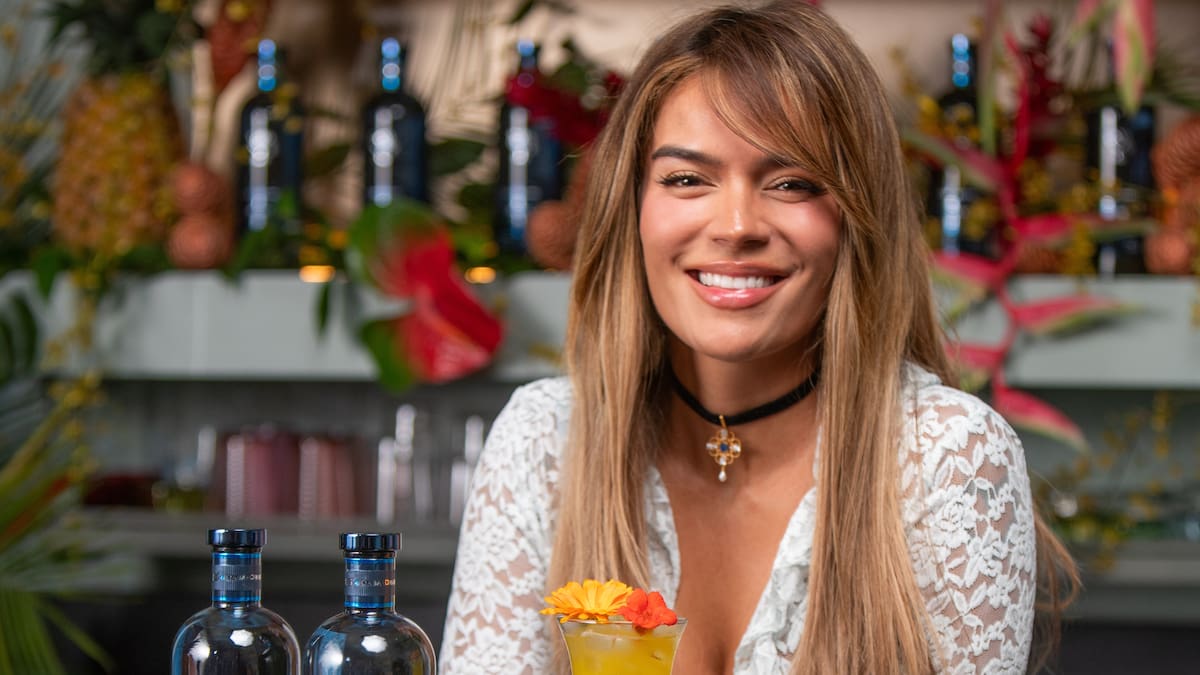 Así es cómo se hace el nuevo cóctel favorito de Karol G: el Chellita Sunrise
