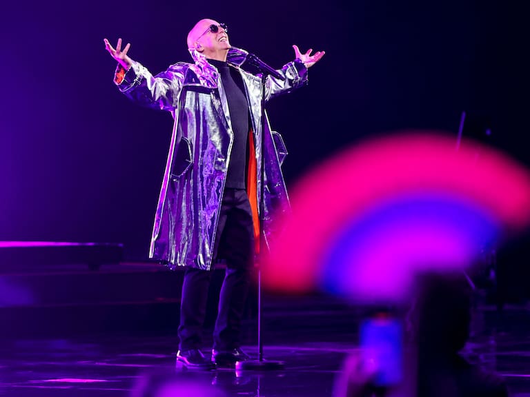 Neil Tennant de Pet Shop Boys cantando en el escenario durante el Festival de Viña del Mar 2026.