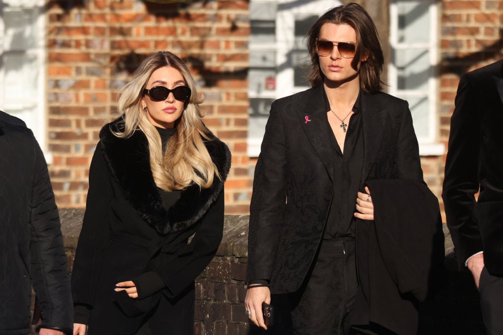 AMERSHAM, ENGLAND – NOVEMBER 20: Kate Cassidy and Damian Hurley attend the funeral for singer Liam Payne, former member of One Direction on November 20, 2024 in Amersham, United Kingdom. Former One Direction star Liam Payne’s private funeral in Amersham has been widely anticipated to draw celebrities and fans alike, wishing to pay their final respects. The singer died after falling from a hotel balcony in Buenos Aires on October 16. (Photo by Dan Kitwood/Getty Images)