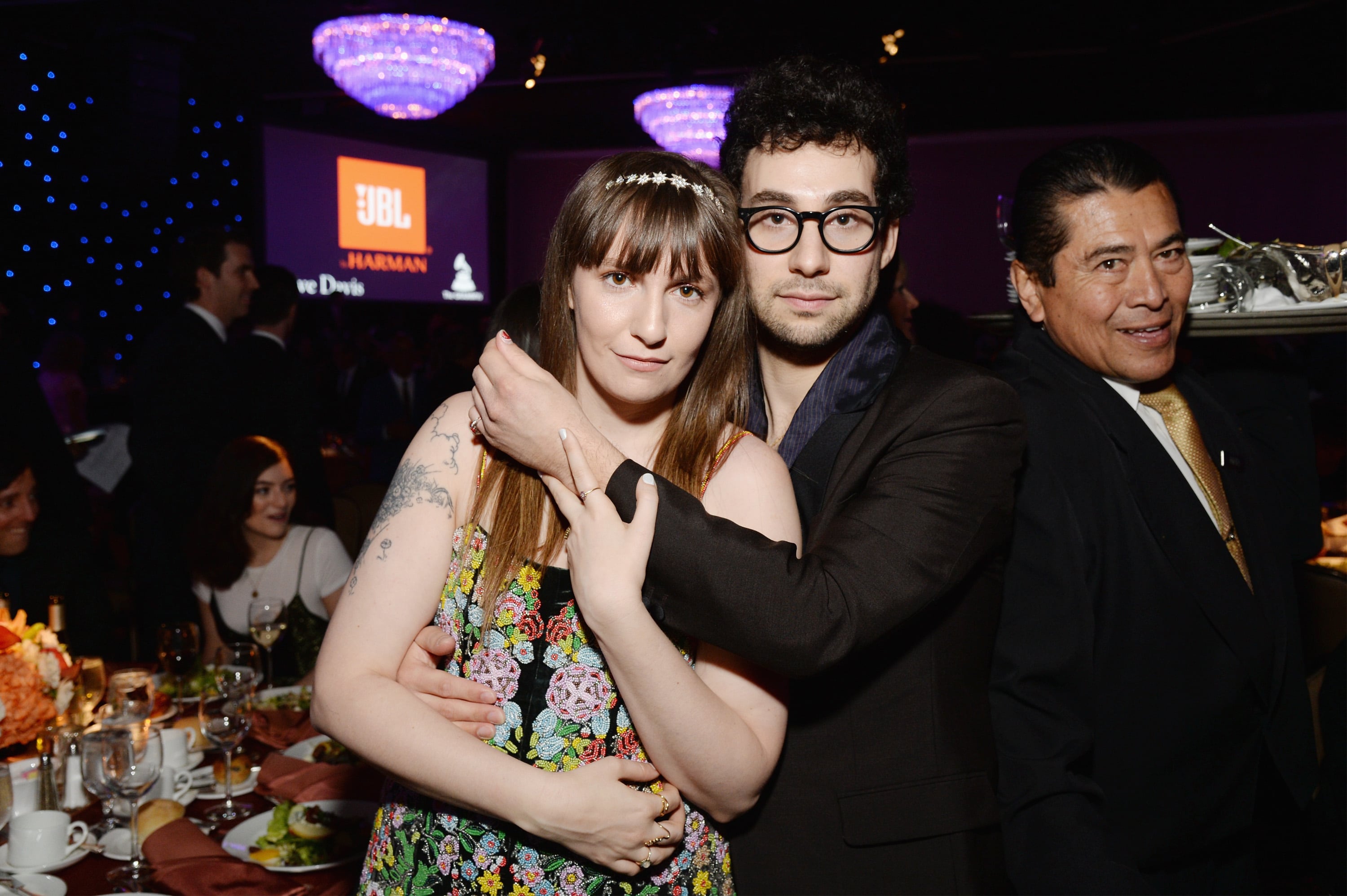 Lena Dunham y Jack Antonoff en los Pre-Grammys de 2017 en Los Ángeles, California. Michael Kovac/WireImage.