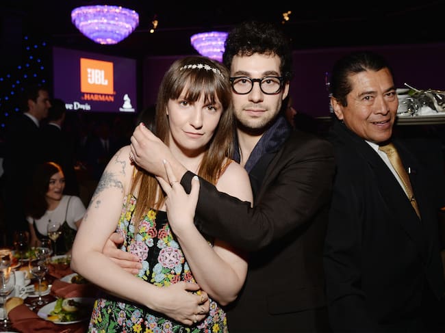 Lena Dunham y Jack Antonoff en los Pre-Grammys de 2017 en Los Ángeles, California. Michael Kovac/WireImage.