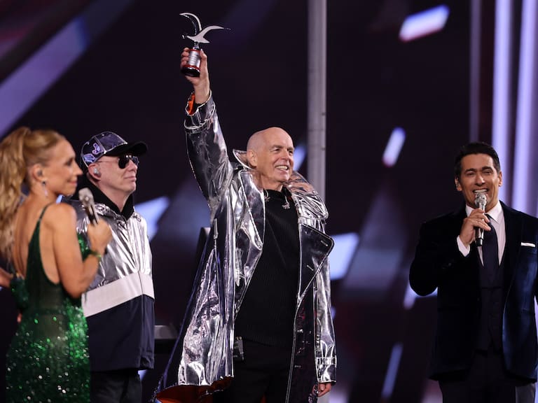 El cantante británico Neil Tennant (C), del dúo de synth-pop Pet Shop Boys, levanta el premio Gaviota de Plata durante la 65ª edición del Festival Internacional de la Canción de Viña del Mar en Viña del Mar, Chile, el 23 de febrero de 2026.