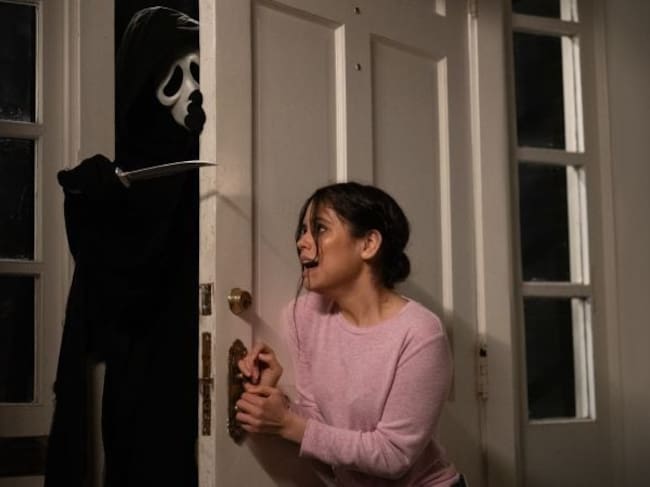 Jenna and Ghostface in ‘Scream (2022).’ / Promotional image