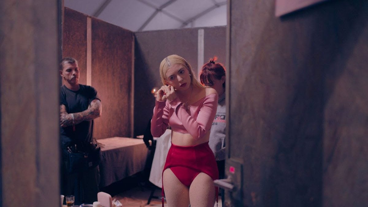 Lorde getting ready for a concert in Helsinki in 2023 / via Tumblr