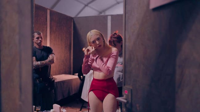 Lorde getting ready for a concert in Helsinki in 2023 / via Tumblr