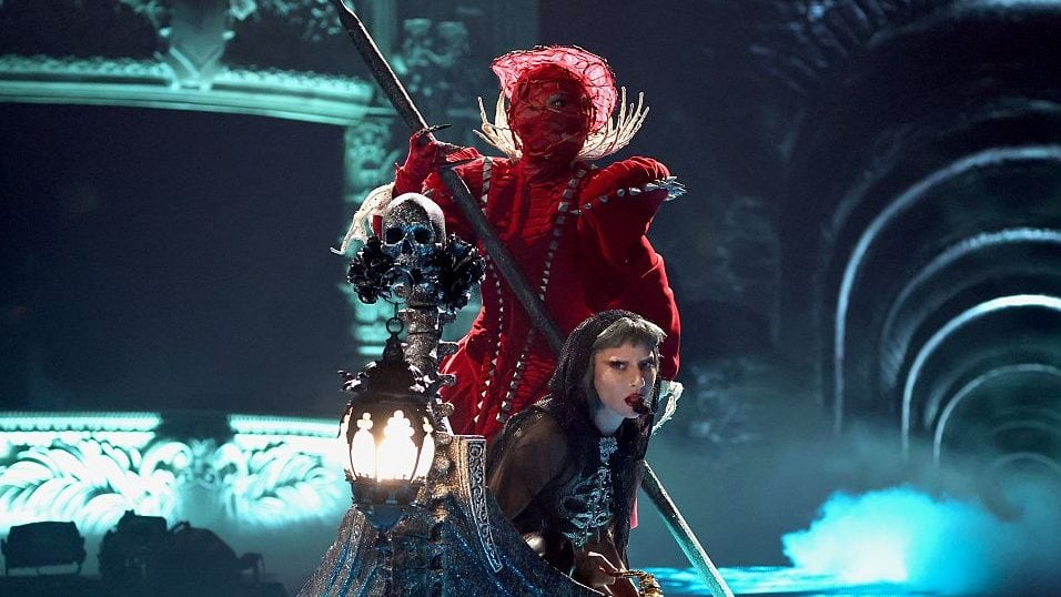 Lady Gaga se presenta en el escenario durante la gira MAYHEM Ball en el Kia Forum el 28 de julio de 2025 en Inglewood, California. (Kevin Mazur/Getty Images)