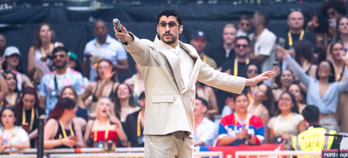Bad Bunny actúa en el escenario durante la gira mundial «Debi Tirar Más Fotos» en el Tottenham Hotspur Stadium el 27 de junio de 2026 en Londres, Inglaterra