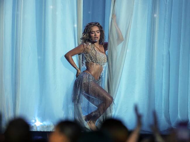 La cantante colombiana Karol G actúa en el escenario durante los American Music Awards en el MGM Grand Garden Arena de Las Vegas, Nevada, el 25 de mayo de 2026