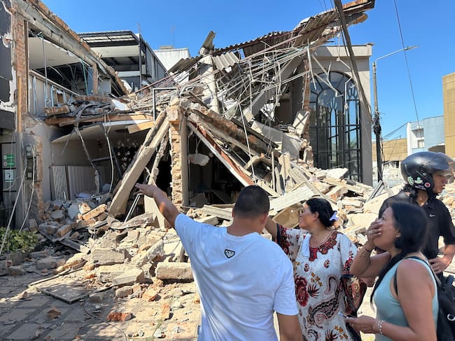 PEREIRA, COLOMBIA - AUGUST 10: People gather in the streets after a powerful earthquake struck Colombia, killing at least 18 people and causing damage in Pereira, Colombia, on August 10, 2026. The earthquake was felt across much of the country, with authorities continuing to assess the extent of the damage and possible additional casualties. (Photo by Alexis Munera/Anadolu via Getty Images)