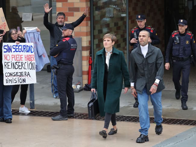 Dani Alves, flanked by his lawyer Ines Guardiola, leaves Brians 2 prison in San Esteban Sasroviras, near Barcelona, on March 25, 2024. Ex-Brazil star was previously sentenced to 4.5 years in jail for rape on February 22, 2024. LLUIS GENE / AFP