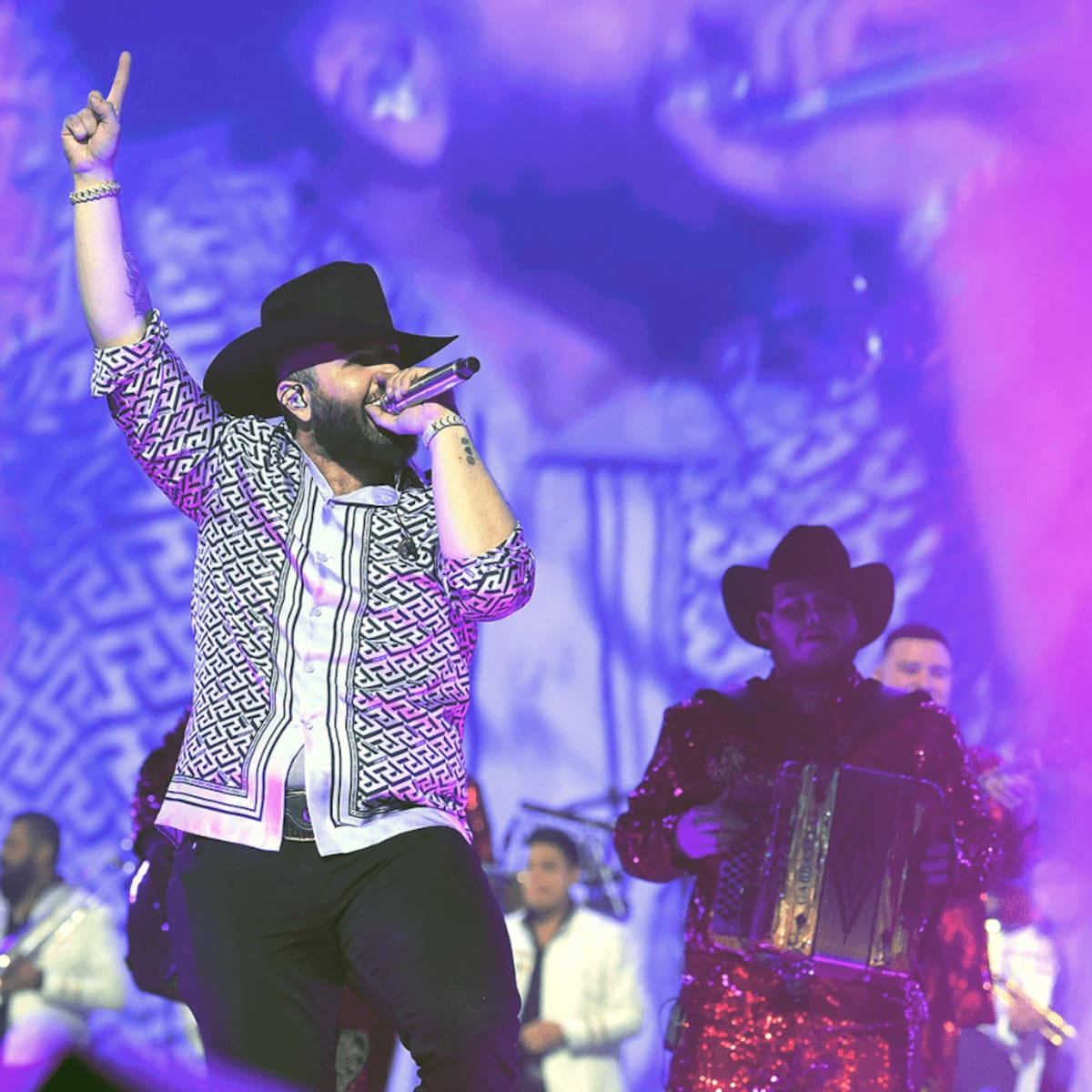 Carin Leon Continues to Dominate La Lista LOS40 USA with ‘Primera Cita’