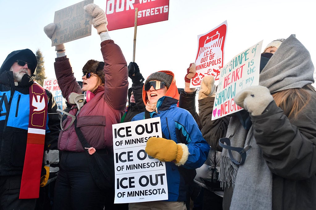 El 30 de enero de 2026, manifestantes se reúnen frente al edificio federal Bishop Whipple en Minneapolis para protestar contra las detenciones de ICE, casi una semana después de que Alex Pretti fuera abatido por agentes de ICE