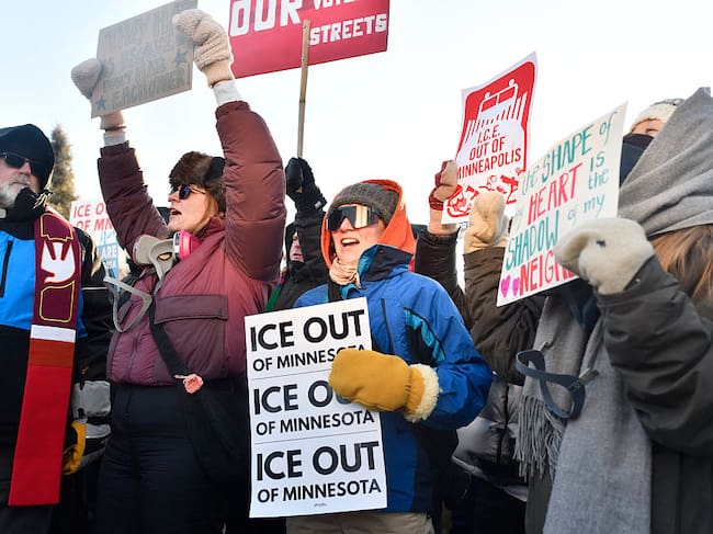 El 30 de enero de 2026, manifestantes se reúnen frente al edificio federal Bishop Whipple en Minneapolis para protestar contra las detenciones de ICE, casi una semana después de que Alex Pretti fuera abatido por agentes de ICE