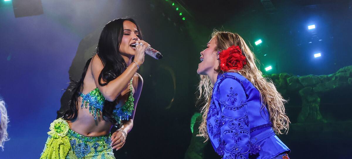 Becky G actúa junto a Karol G en el escenario Coachella durante el Festival de Música y Arte del Valle de Coachella de 2026, celebrado en el Empire Polo Club el 12 de abril de 2026 en Indio, California.