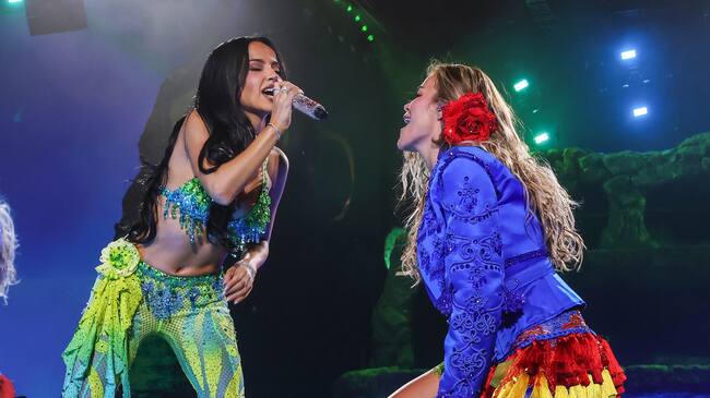 Becky G actúa junto a Karol G en el escenario Coachella durante el Festival de Música y Arte del Valle de Coachella de 2026, celebrado en el Empire Polo Club el 12 de abril de 2026 en Indio, California.