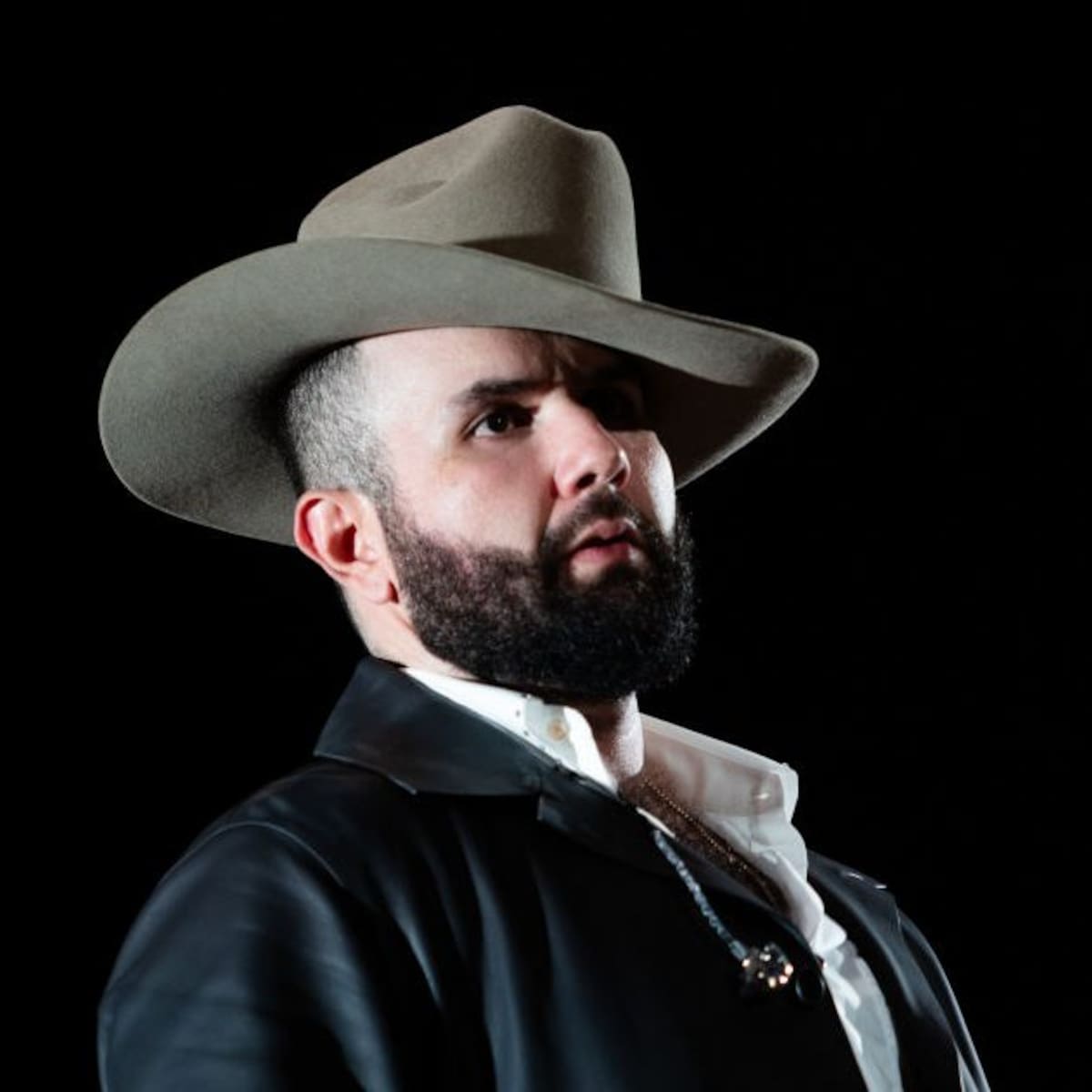 Carín León aclara su orientación sexual: «Ustedes deciden lo que pasa en mi vida»