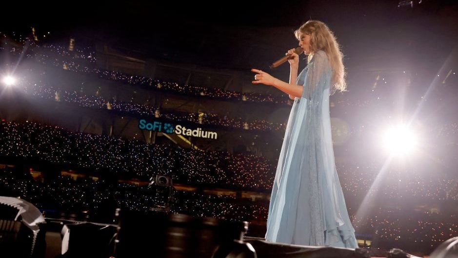 Taylor Swift performs onstage during «Taylor Swift | The Eras Tour» at SoFi Stadium on August 09, 2023 in Inglewood, California. Kevin Winter/Getty Images.