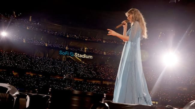 Taylor Swift performs onstage during «Taylor Swift | The Eras Tour» at SoFi Stadium on August 09, 2023 in Inglewood, California. Kevin Winter/Getty Images.