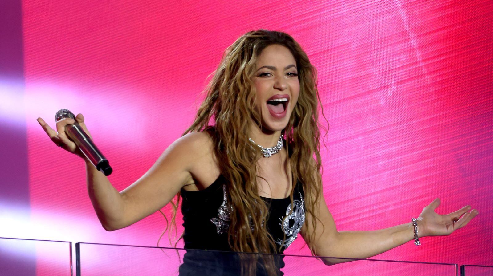 Shakira performing at Times Square on March, 25 / Kevin Mazur