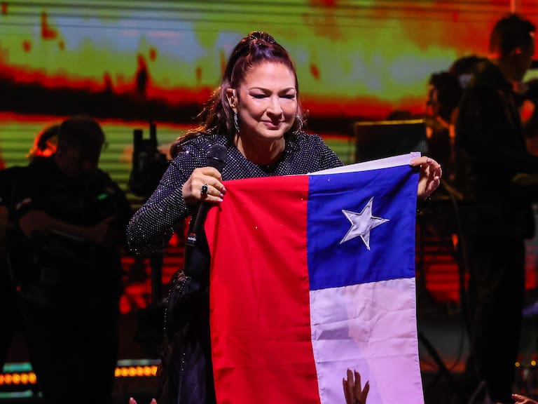 Gloria Estefan actúa frente a una multitud en el Festival de Viña del Mar 2026.