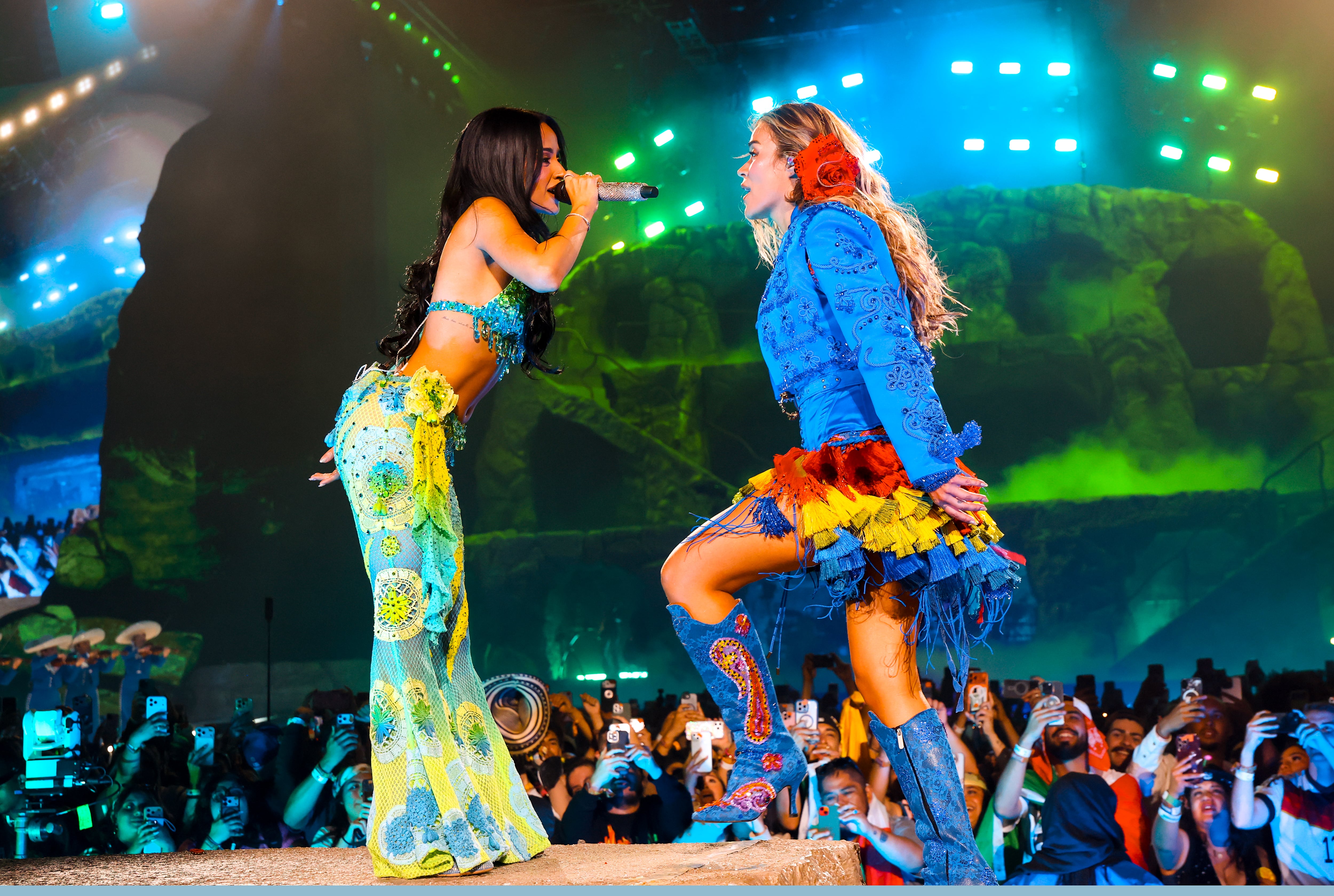 Karol G y Becky G actuando en Coachella el 12 de abril de 2026. Kevin Mazur/Getty Images for Coachella