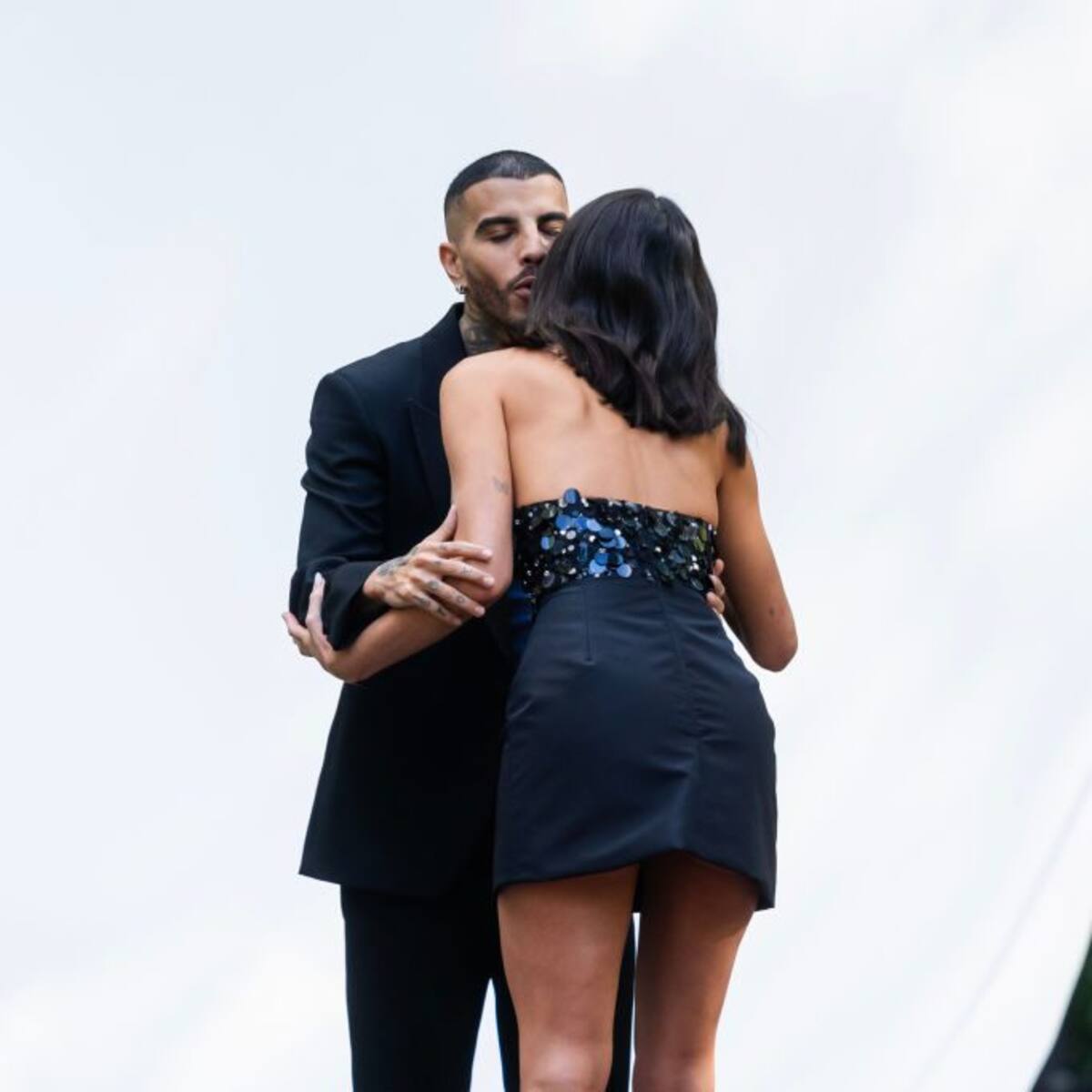 Rauw Alejandro’s New Video with a Mysterious Girl Wearing a Ring: «Is it Rosalía?»