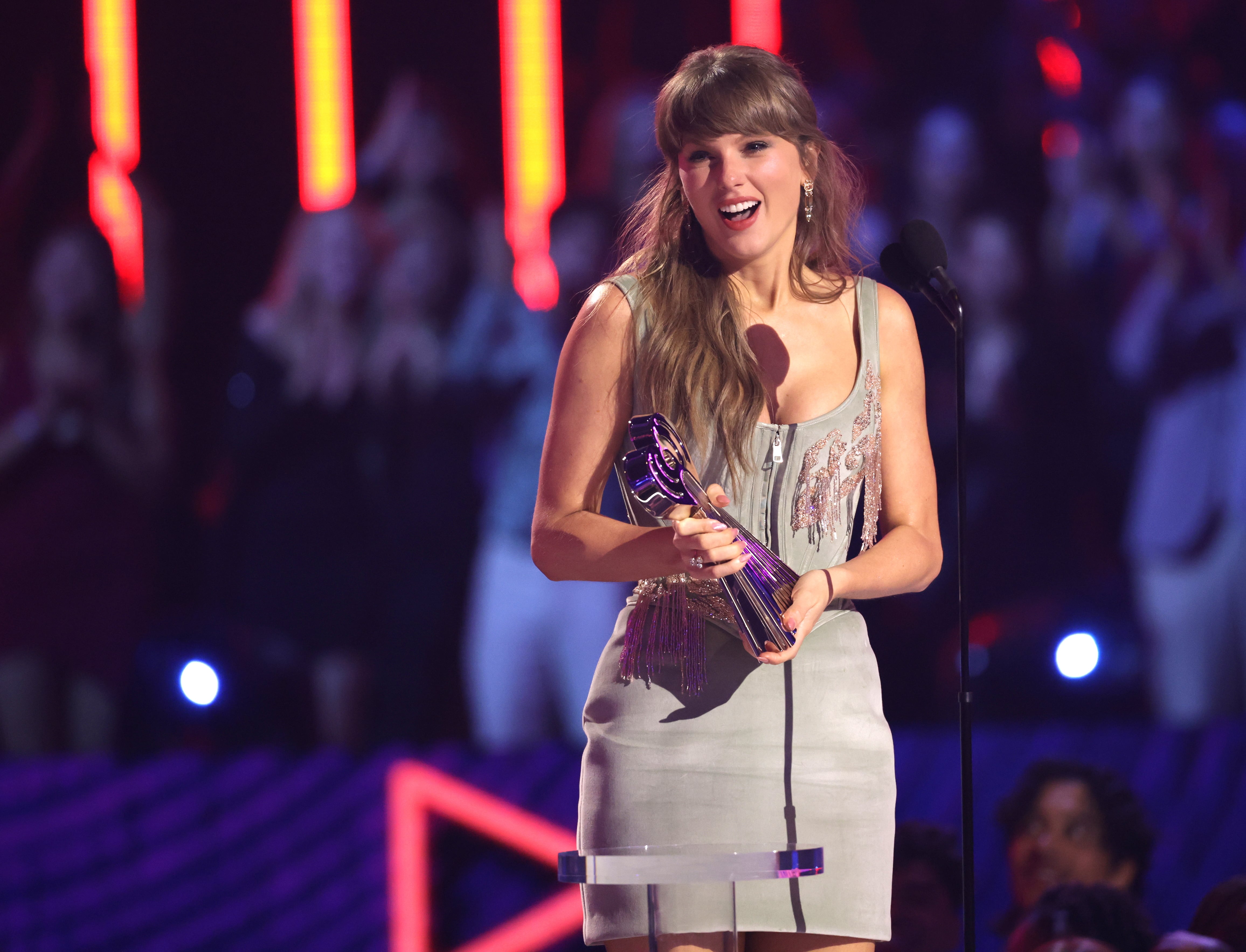 Taylor Swift acepta el premio a Álbum Pop del Año en el escenario de los iHeartRadio Music Awards 2026 en el Dolby Theatre el 26 de marzo de 2026 en Los Ángeles, California. Robert Gauthier / Los Angeles Times vía Getty Images