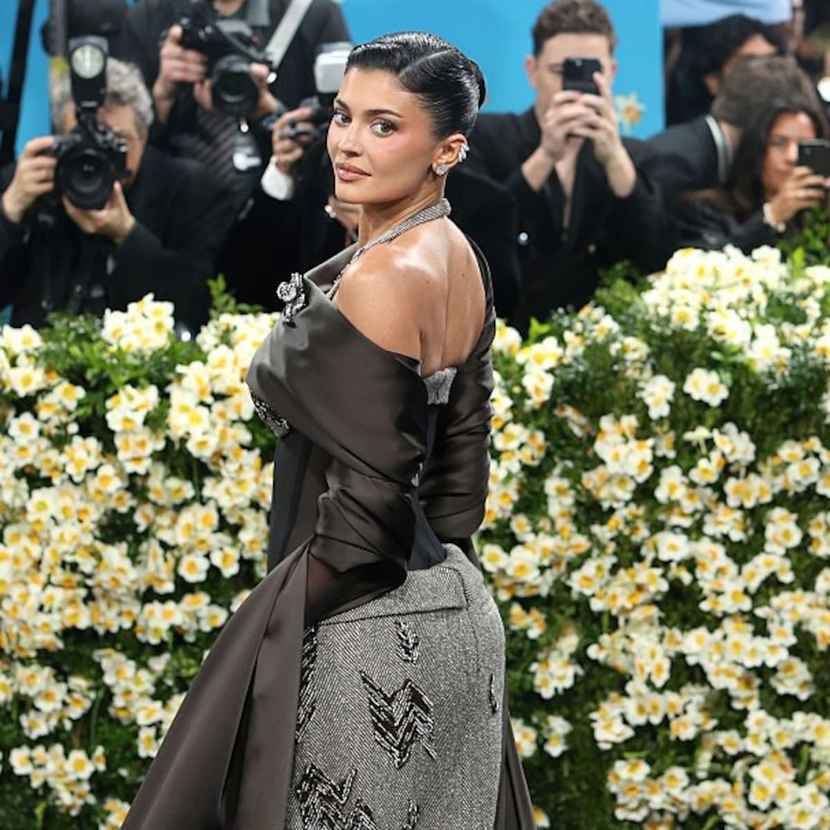 Kylie Jenner Surprises Fans Speaking Spanish in Viral Video: ‘I Should Know How to Say That’