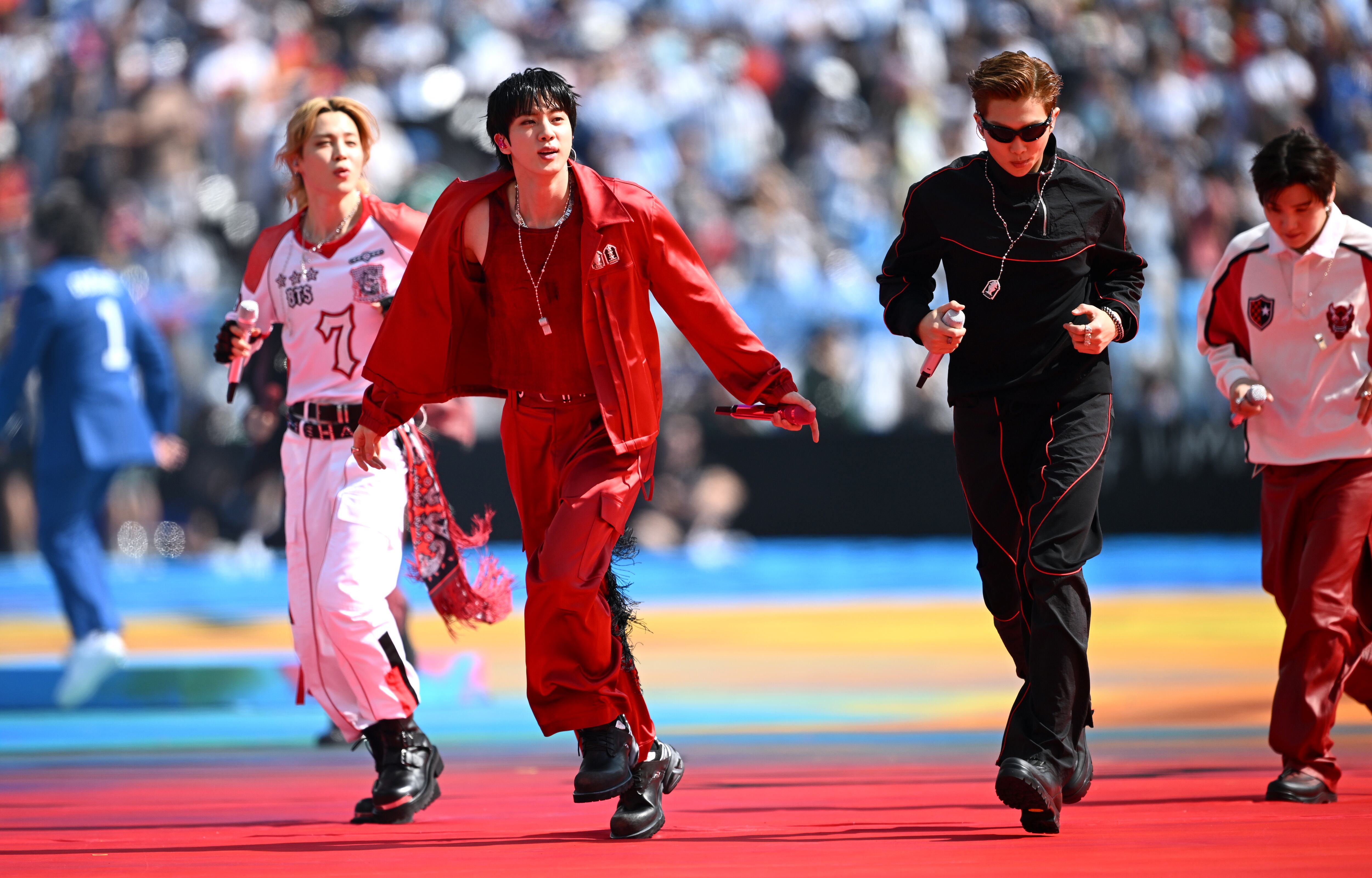 Jimin, J-Hope y RM, de BTS, actúan durante el espectáculo del descanso de la final de la Copa del Mundo de la FIFA 2026, disputada entre España y Argentina, en el New York New Jersey Stadium el 19 de julio de 2026 en East Rutherford, Nueva Jersey., disputada entre España y Argentina, en el New York New Jersey Stadium el 19 de julio de 2026 en East Rutherford, Nueva Jersey.