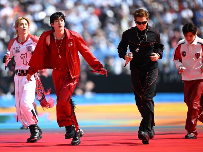 Jimin, J-Hope y RM, de BTS, actúan durante el espectáculo del descanso de la final de la Copa del Mundo de la FIFA 2026, disputada entre España y Argentina, en el New York New Jersey Stadium el 19 de julio de 2026 en East Rutherford, Nueva Jersey., disputada entre España y Argentina, en el New York New Jersey Stadium el 19 de julio de 2026 en East Rutherford, Nueva Jersey.