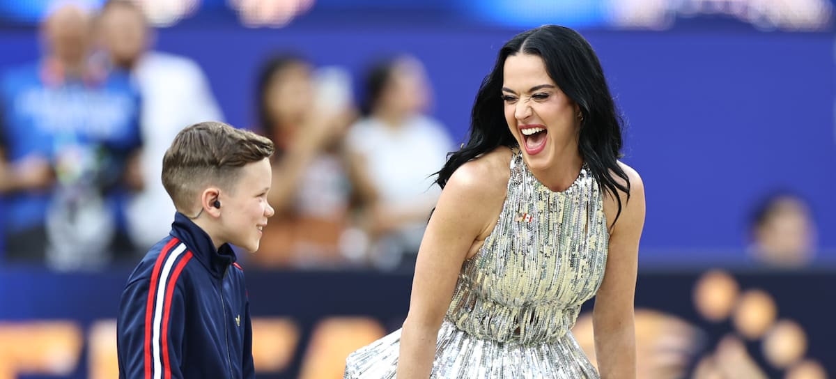 Katy Perry actúa junto a Tius Luka durante el Desfile de las Naciones previo al partido del Grupo D de la Copa Mundial de la FIFA 2026 entre Estados Unidos y Paraguay, celebrado en el Estadio de Los Ángeles el 12 de junio de 2026 en Los Ángeles, California.