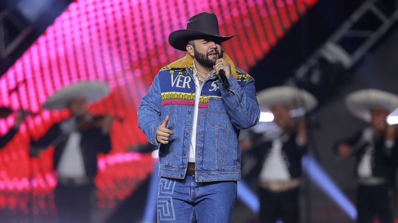 Carin León proves he's talented outside Regional Mexican Music