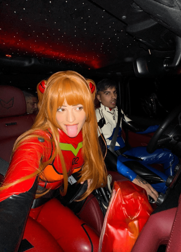 Rosalía and Rauw Alejandro celebrated Halloween together, Rauw dressed up as Shinji and Rosalía dressed up as Asuka from the anime series Neon Genesis Evangelion. 